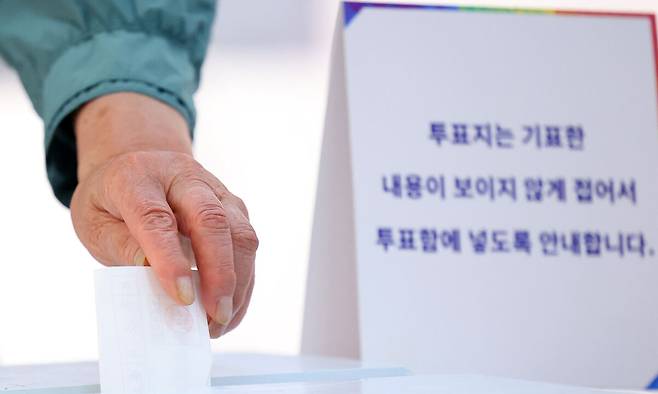 제21대 대통령 선거일인 3일 부산진구청에 마련된 부암 1동 제4투표소에서 유권자가 소중한 한표를 행사하고 있다. 연합뉴스