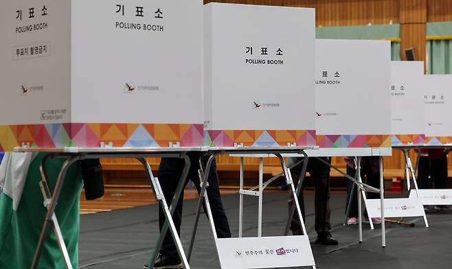 제21대 대통령 선거일인 3일 부산 동래구 내성초등학교 체육관에 마련된 복산동 제2투표소에서 유권자들이 소중한 한 표를 행사하고 있다. 부산=뉴시스