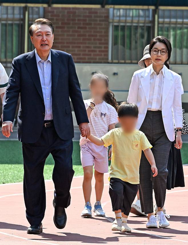 윤석열 전 대통령과 김건희 여사가 제 21대 대통령 선거일인 3일 오전 서울 서초구 원명초등학교에 마련된 서초4동 제3투표소에서 투표를 하기 위해 이동하고 있다. 이제원 선임기자