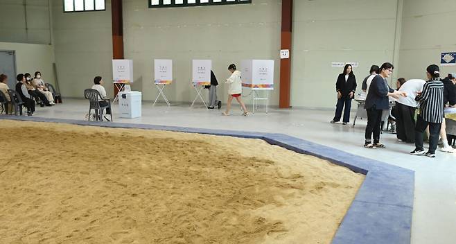 제21대 대통령선거일인 3일 경기 성남시 중원구 성남종합운동장 실내씨름장에 마련된 성남동 제2투표소에서 유권자들이 투표하고 있다. 성남=뉴시스