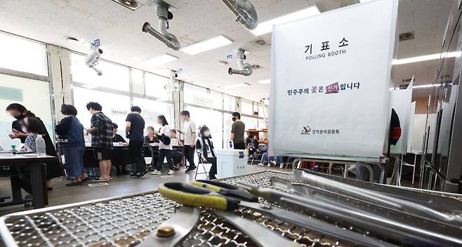 제21대 대통령선거 투표일인 3일 경기도 광명시 한 음식점에 마련된 소하2동 제4투표소에서 유권자들이 투표하고 있다. 광명=연합뉴스