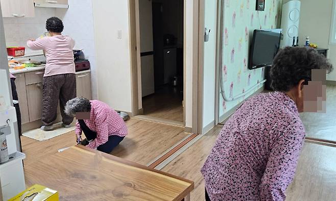 이재명 후보의 고향 마을인 안동시 예안면 도촌리경로당에 노인들이 모여 점심을 준비하고 있다.