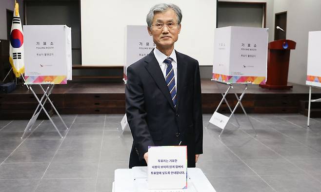 조희대 대법원장이 3일 서울 용산구 중부기술교육원에 마련된 제21대 대통령선거 투표소에서 투표를 하고 있다. 뉴스1