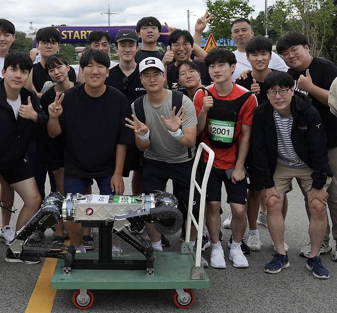 황보제민 카이스트 교수(앞줄&nbsp;맨 오른쪽)&nbsp;연구팀이 지난해 열린 마라톤대회에서 풀코스를 완주한 라이보와&nbsp;기념사진을 찍고 있다. 카이스트 제공