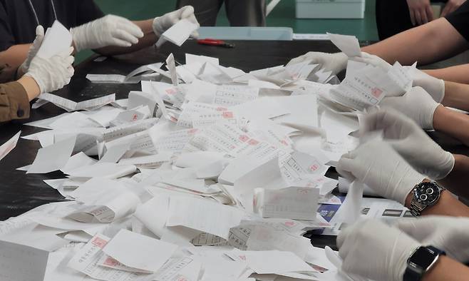 제21대 대통령 선거일인 3일 대구 남구 영남이공대학교 천마체육관에 마련된 개표소에서 개표사무원들이 투표용지를 분류하고 있다. 뉴시스