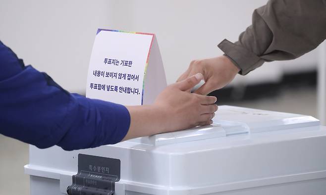 제21대 대통령선거 투표일인 3일 강원 양양시내 한 예식장에 마련된 양양읍 제1투표소에서 유권자가 투표하고 있다. 연합뉴스