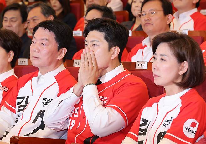 국민의힘 김용태 비상대책위원장(가운데)와 공동선대위원장 안철수(왼쪽), 나경원 등이 3일 서울 여의도 국회도서관에 마련된 국민의힘 제21대 대통령선거 개표상황실에서 방송사 출구조사 결과를 지켜보고 있다. 연합뉴스