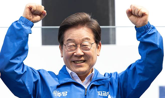 이재명 더불어민주당 대통령 후보가 31일 오후 충북 청주시 오창프라자 앞 광장에서 열린 유세에 도착해 시민들에게 인사하고 있다. 청주=뉴스1