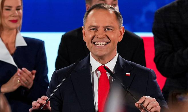 지난 1일(현지시간) 치러진 폴란드 대선에서 승리한 카롤 나브로츠키 후보. 바르샤바=로이터연합뉴스