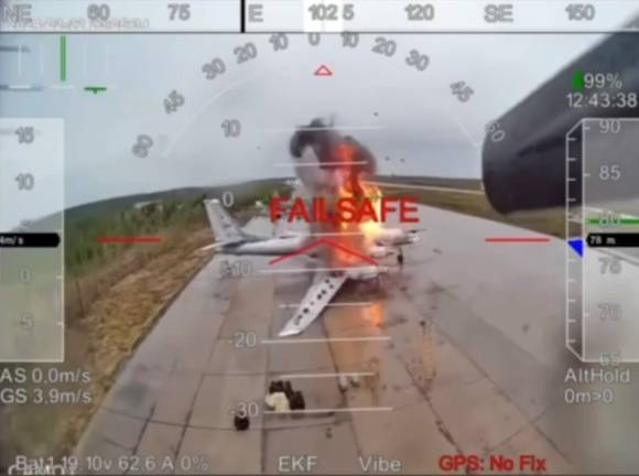 1일(현지시간) SBU의 일인칭 시점(FPV) 드론이 러시아의 장거리 전략폭격기 Tu-95를 공격해 폭파하는 모습. SBU 텔레그램