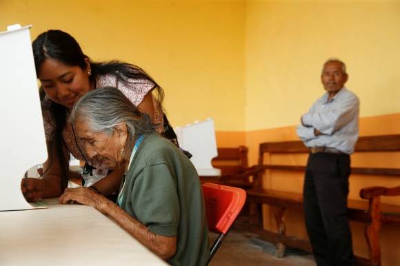1일(현지시간) 멕시코 오악사카(와하카) 테오티틀란델바예에 마련된 투표소에서 한 주민이 판사 선거 투표를 하고 있다. 2025.6.2 로이터 연합뉴스