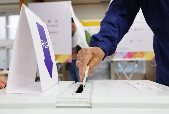 제21대 대통령 선거일인 3일 새벽 인천 남동구 석천경로당에 마련된 간석4동 제2투표소에서 유권자들이 투표하고 있다. 2025.6.3 연합뉴스