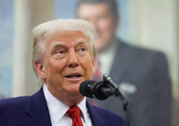 도널드 트럼프 미국 대통령이 지난달 28일(현지시간) 워싱턴DC 백악관 집무실에서 열린 지닌 피로 워싱턴DC 임시 연방검사장 취임식에서 연설하고 있다. 워싱턴DC=로이터 연합뉴스