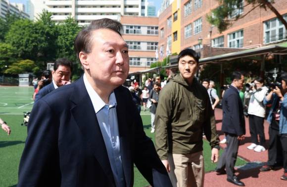 윤석열 전 대통령, 제21대 대선 투표 - 윤석열 전 대통령이 21대 대통령 선거일인 3일 서울 서초구 원명초등학교에 마련된 서초4동제3투표소로 향하고 있다. 2025.6.3 연합뉴스