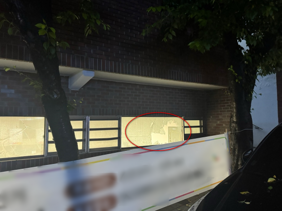 유리창이 깨진 부산 사상구 주례동 제7투표소. 부산경찰청 제공