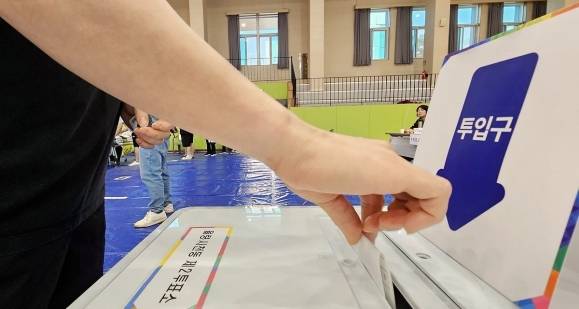 21대 대통령 선거일인 3일 유권자가 소중한 한표를 행사하고 있다. 연합뉴스