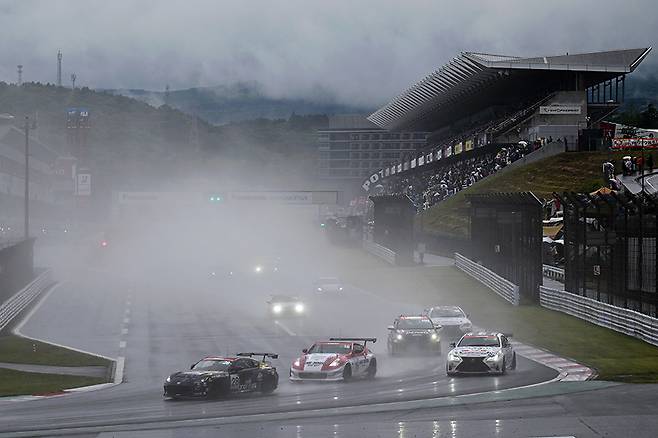 많은 비가 내린 가운데 슈퍼 다이큐 시리즈 '후지 24시간 내구 레이스'가 시작됐다. 사진: 김학수 기자