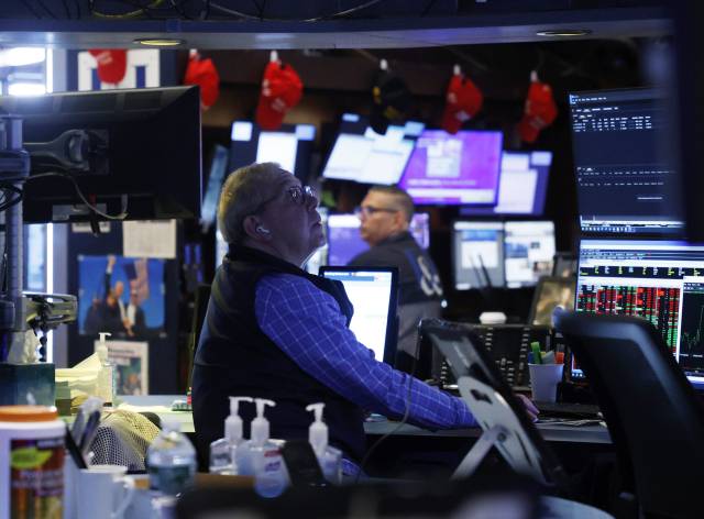미국 뉴욕증권거래소에서 한 트레이더가 업무를 보고 있다. 연합뉴스