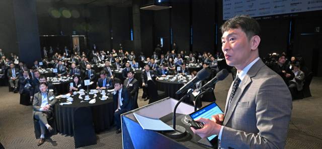 이복현 금융감독원장이 30일 서울 중구 더 플라자호텔에서 열린 '제28회 서경 금융전략포럼'에서 '금융환경 변화와 금융권 신뢰 회복을 위한 감독 과제'를 주제로 기조 강연하고 있다. 조태형 기자