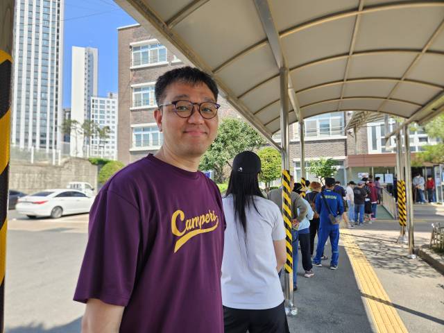 윤중현 전국택배노동조합 수석부위원장이 3일 인천 미추홀구 숭의초등학교에 설치된 투표소 대기줄에 서 있다. 인천=박민주 기자