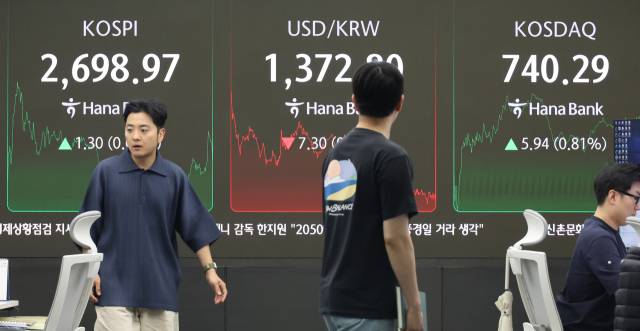 2일 서울 하나은행 본점 딜링룸 모습. 연합뉴스