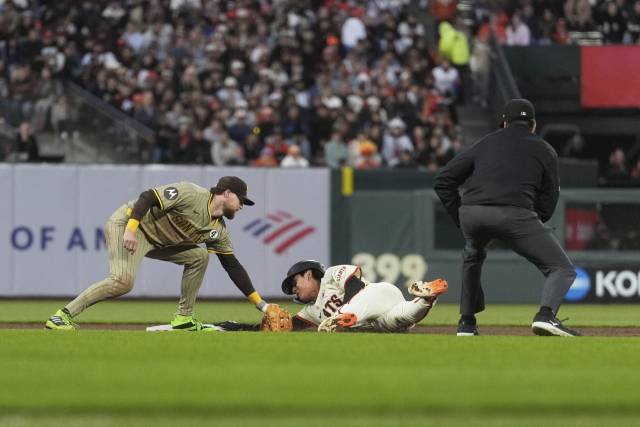 3일 메이저리그 샌디에이고전에서 태그를 피해 도루에 성공하는 샌프란시스코 이정후(가운데). AP연합뉴스