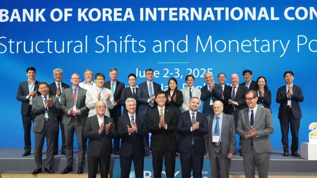 2일 서울 중구 한국은행 별관에서 열린 2025 BOK 국제콘퍼런스에서 이창용(첫째 줄 왼쪽 세 번째) 한국은행 총재 및 참석자들이 기념 촬영을 하고 있다. 연합뉴스
