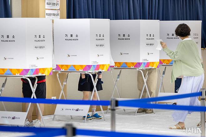21대 대통령선거 사전투표 첫날인 5월29일 경기 화성시 동탄9동행정복지센터에 마련된 사전투표소에 시민들이 투표를 하고 있다. ⓒ시사IN 박미소