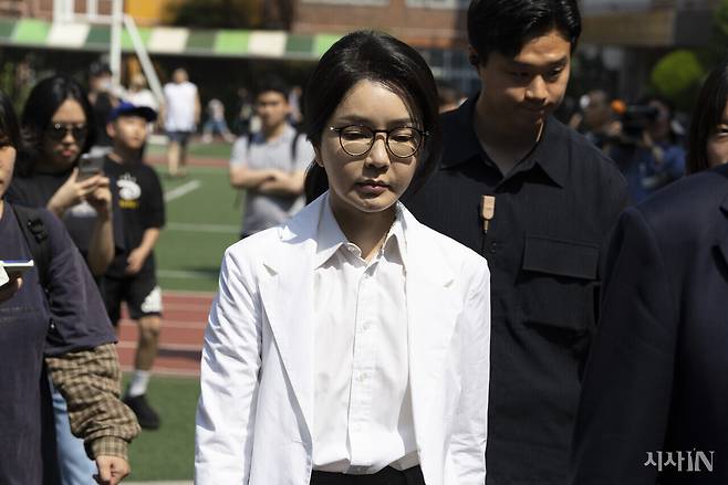김건희씨가 제21대 대통령 선거일인 6월3일 오전 서울 서초구 원명초등학교에 마련된 서초4동 제3투표소에서 투표를 마치고 나와 이동하고 있다. ⓒ시사IN 이명익
