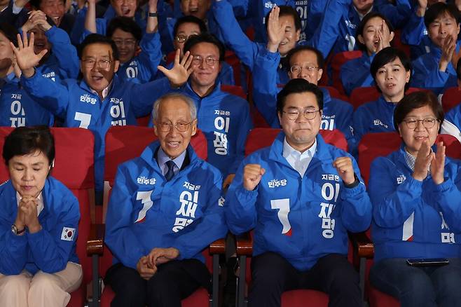 윤여준·박찬대 더불어민주당 상임 총괄선대위원장을 비롯한 공동선대위원장들이 3일 서울 여의도 국회 의원회관에 마련된 제21대 대통령선거 개표상황실에서 출구조사 결과 발표가 나오자 기뻐하고 있다. ⓒ연합뉴스