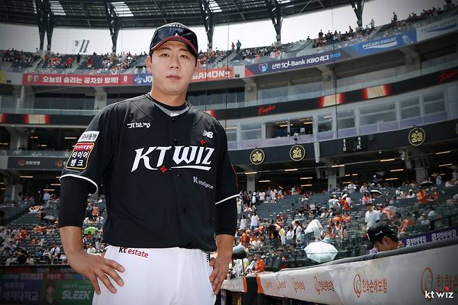 롯데에서 KT로 트레이드된 이정훈이 3일 대전한화생명볼파크에서 열린 한화와 원정경기를 앞두고 새 유니폼을 갈아 입었다. 사진제공｜KT 위즈