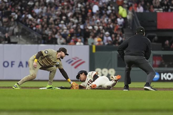 샌프란시스코 이정후(오른쪽)가 3일(한국시간) 오라클파크에서 열린 ‘2025 MLB’ 샌디에이고와 홈경기에서 6회말 2루 도루에 성공하고 있다. 이날 샌프란시스코는 0-1로 패했다. 샌프란시스코(미 캘리포니아주)｜AP뉴시스