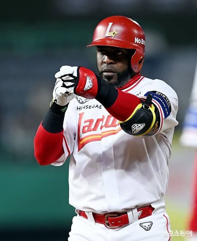 SSG 기예르모 에레디아가 3일 인천 삼성전을 앞두고 1군에 복귀했다. 오른쪽 허벅지 모낭염으로 두 달 가까이 자리를 비웠던 에레디아가 1군에 돌아오면서 SSG는 점점 더 전력을 회복해 가고 있다. 내야수 김성현과 우완 문승원의 복귀도 곧 이뤄질 전망이다. 스포츠동아DB