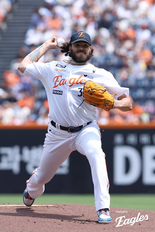 한화 외국인투수 코디 폰세(왼쪽)가 3일 대전한화생명볼파크에서 열린 KT와 홈경기에 선발등판해 6이닝 2안타 1볼넷 7탈삼진 무실점 역투로 팀의 10-1 승리를 이끌었다. 사진제공｜한화 이글스