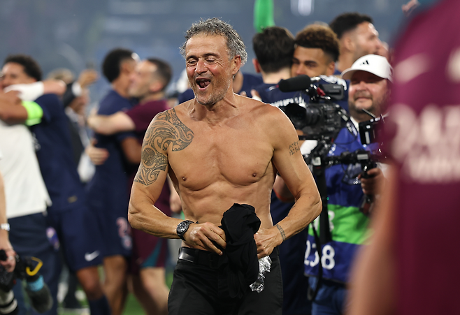 루이스 엔리케 PSG 감독이 지난 1일 유럽챔피언스리그에서 우승한 뒤 기뻐하고 있다. 게티이미지