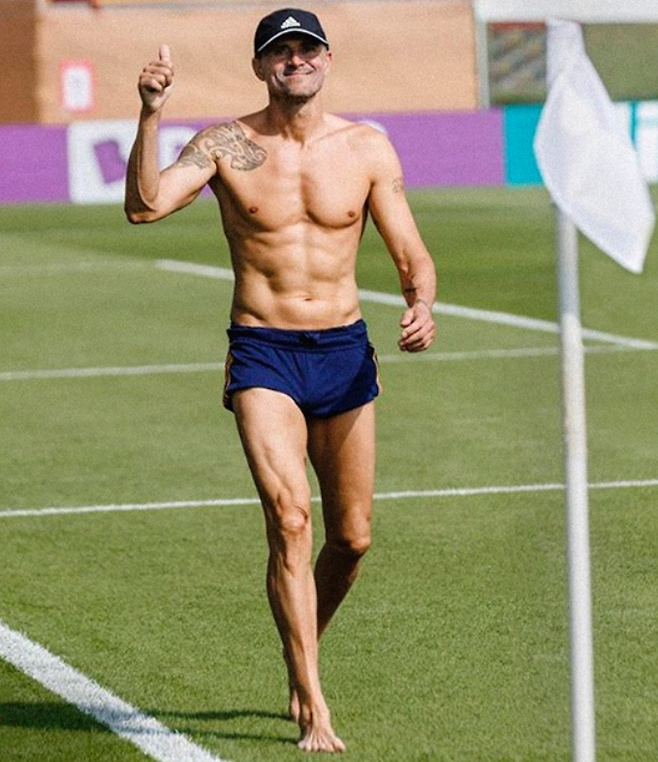 루이스 엔리케가 맨발 걷기를 하고 있다. eurofootcom SNS