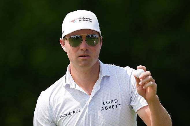 벤 그리핀이 지난 1일 열린 메모리얼 토너먼트 3라운드 1번 홀에서 파 퍼트를 성공한 뒤 공을 집어들고 있다. 게티이미지코리아