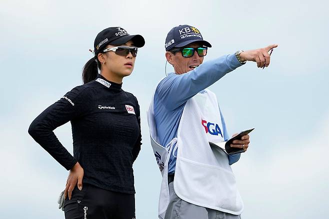 윤이나(왼쪽)가 지난 30일 미국 위스콘신주 에린의 에린 힐스GC에서 열린 US여자오픈 1라운드 14번홀에서 캐디와 공략방향을 구상하고 있다. ｜게티이미지