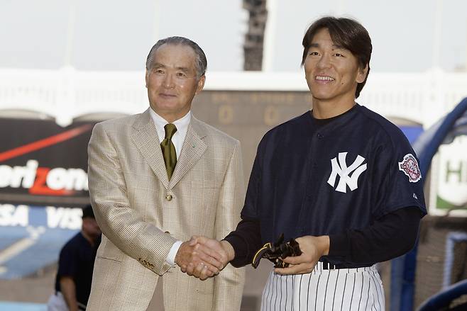 나가시마 시게오 요미우리 종신 명예 감독이 2003년 메이저리그 뉴욕 양키스에서 뛰던 애제자 마쓰이 히데키를 방문해 만나는 모습.  Getty Images