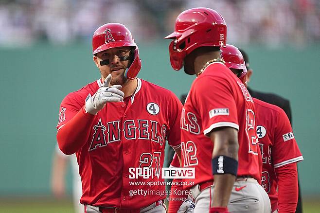 ▲ 보스턴 레드삭스 원정 경기에서 그린 몬스터를 넘어가는 3점 홈런을 터뜨린 마이크 트라웃.