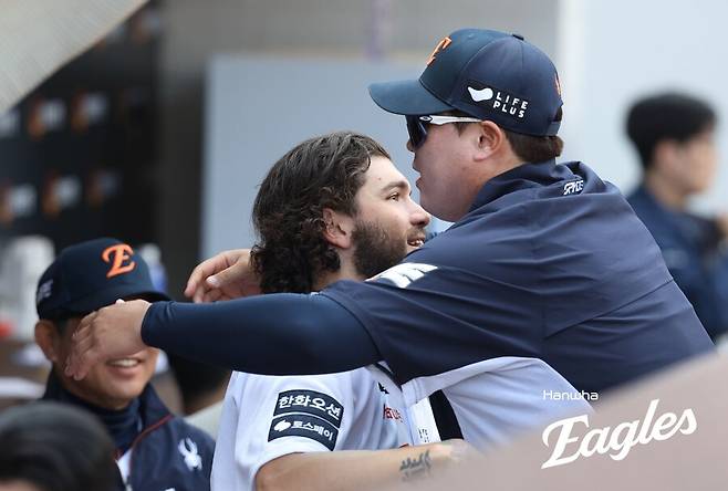 ▲ 한화 폰세와 류현진이 덕아웃에서 포옹을 나누고 있다. ⓒ한화 이글스