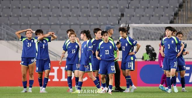양팀 선수들이 2일 용인미르종합운동장에서 열린 국가대표평가전 대한민국과 콜롬비아의 경기에서 1-1로 승부를 가리지못한 후 악수를 나누고 있다. /사진=강영조 선임기자