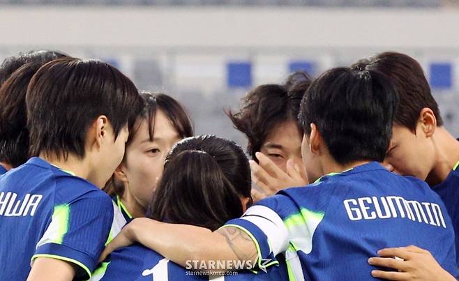 정민영이 2일 용인미르종합운동장에서 열린 국가대표평가전 대한민국과 콜롬비아의 경기에서 전반 초반 선제골을 성공시킨후 동료들과 자축하고 있다. /사진=강영조 선임기자