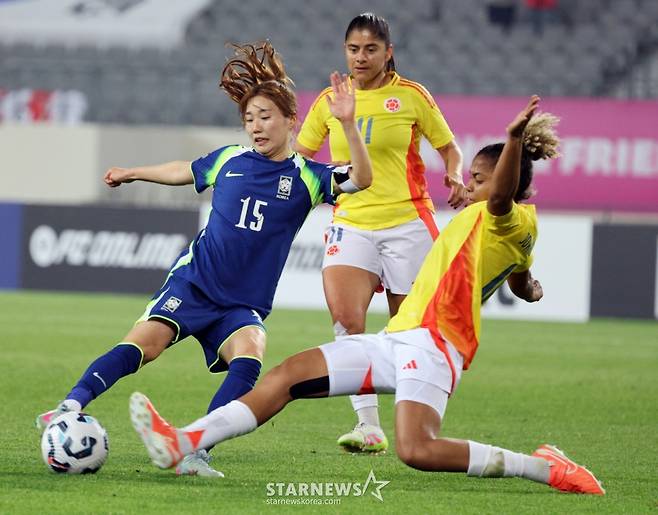대표팀 강채림이 2일 용인미르종합운동장에서 열린 국가대표평가전 대한민국과 콜롬비아의 경기에서 슈팅을 시도하는 순간 수비수가 발을 뻗어 걷어내고 있다. /사진=강영조 선임기자