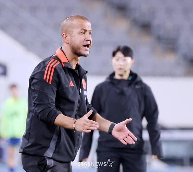 올리바레스 콜롬비아 감독이 2일 용인미르종합운동장에서 열린 국가대표평가전 대한민국과 콜롬비아의 경기에서 선수들에 소리치고 있다. /사진=강영조 선임기자