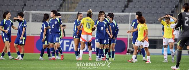 양팀 선수들이 2일 용인미르종합운동장에서 열린 국가대표평가전 대한민국과 콜롬비아의 경기에서 1-1로 승부를 가리지못한 후 악수를 나누고 있다. /사진=강영조 선임기자