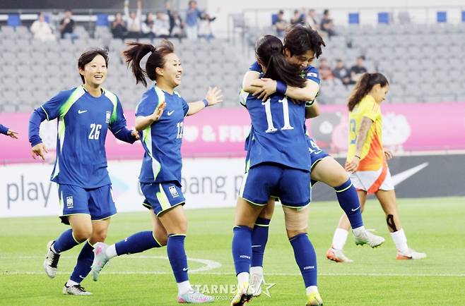 정민영이 2일 용인미르종합운동장에서 열린 국가대표평가전 대한민국과 콜롬비아의 경기에서 전반 초반 선제골을 성공시킨후 동료들과 자축하고 있다. /사진=강영조 선임기자