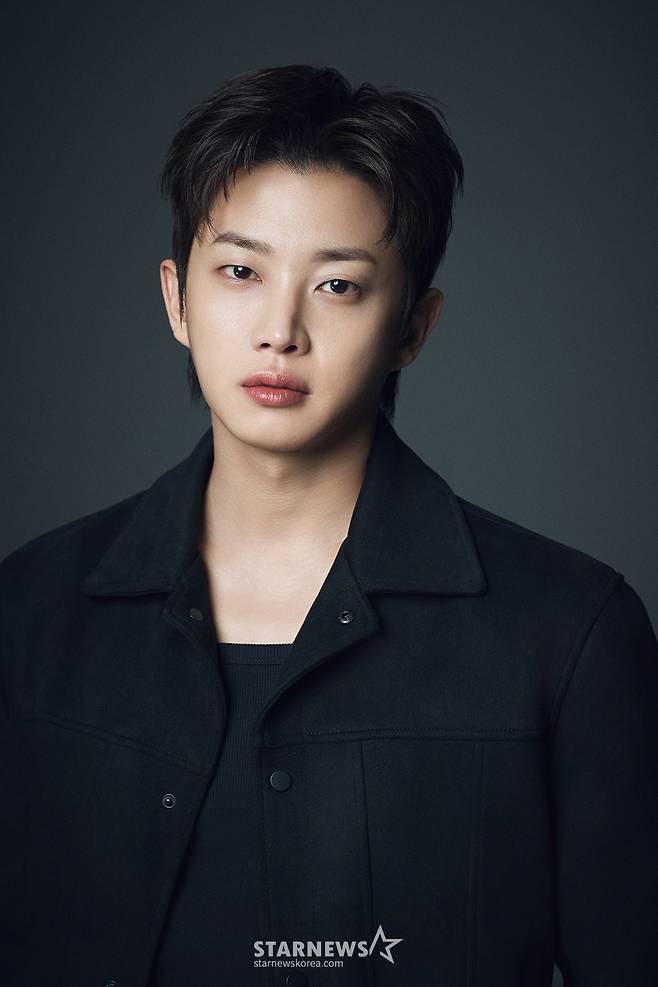 티빙 드라마 '샤크 : 더 스톰'의 배우 김민석이 27일 진행된 라운드 인터뷰를 위해 포즈를 취하고 있다. /사진제공=스프링컴퍼니 2025.05.27 /사진=김휘선 hwijpg@