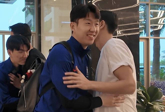 손흥민이 이라크의 호텔에 도착해 동료들과 인사하고 있다. /사진=대한축구협회 제공 영상 갈무리