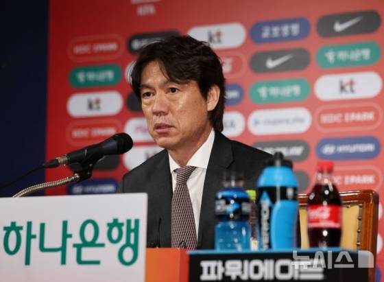 홍명보 한국 축구대표팀 감독이 지난달 26일 서울 종로구 축구회관에서 열린 '2026 국제축구연맹(FIFA) 북중미 월드컵' 아시아 3차 예선 B조 9, 10차전(이라크·쿠웨이트)에 나설 6월 A매치 국가대표 명단(26명) 발표 후 취재진 질문에 답하고 있다. /사진=뉴시스